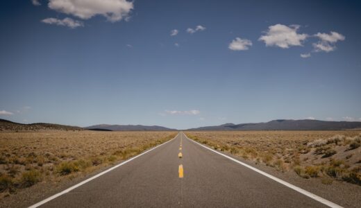 「down the road」の意味とは？「将来・先々」をネイティブが使う口語表現を解説