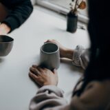 マグカップを持つ2人 - situationshipのイメージ