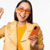 電話で楽しそうに話す女性