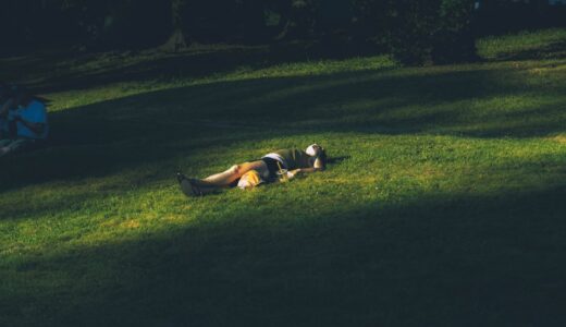「touch grass」の意味とは？「外に出ろ・現実に戻れ」をネイティブが使うスラングを解説