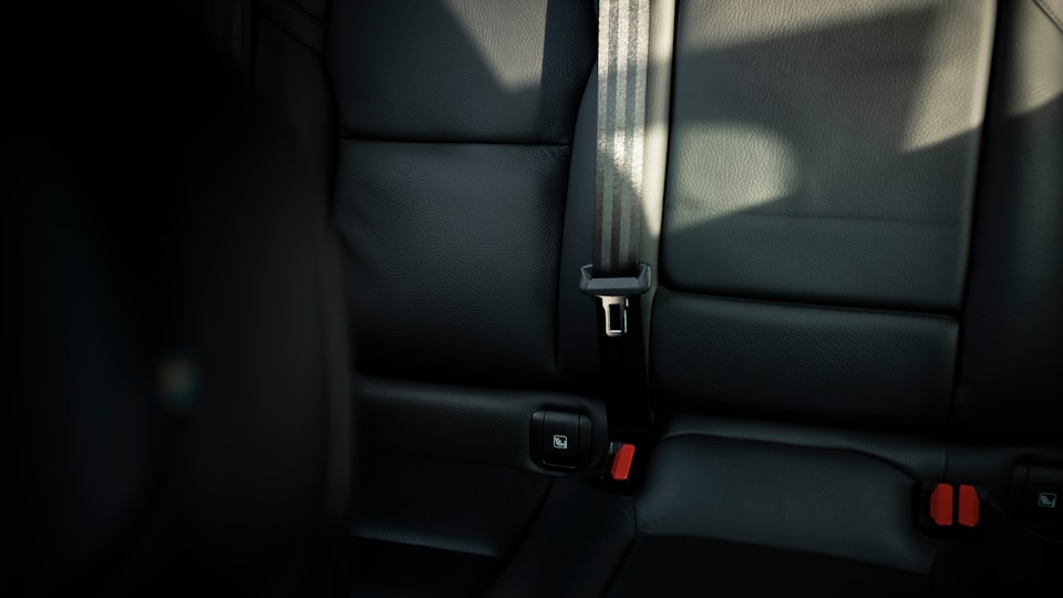 車の後部座席 — backseat(一歩引く・主導権を譲る/後ろから口出しする)のイメージ