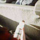 車内でくつろぐ人 — backseat（一歩引いて主導権を譲る）のアイキャッチ