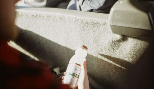 「backseat」の意味とは？「一歩引く・主導権を譲る」をネイティブが使うスラングを解説