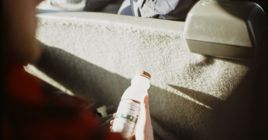車内でくつろぐ人 — backseat（一歩引いて主導権を譲る）のアイキャッチ