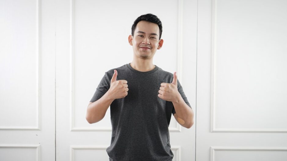 自信を持ってサムズアップする人のイメージ