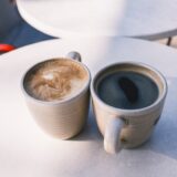 カフェのテーブルに並ぶ2杯のコーヒーのイメージ