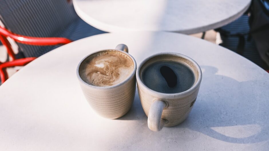 カフェのテーブルに並ぶ2杯のコーヒーのイメージ