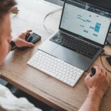 ノートパソコンでビジネスメールを書く人の手元のイメージ