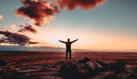 「on cloud nine」の意味とは？「有頂天・天にも昇る気持ち」をネイティブが使うイディオムを解説