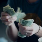 渋々お金を払うイメージ