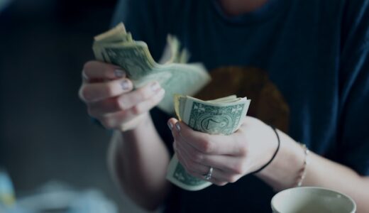 「pony up」の意味とは？「しぶしぶ払う・代金を出す」をネイティブが使う表現を解説