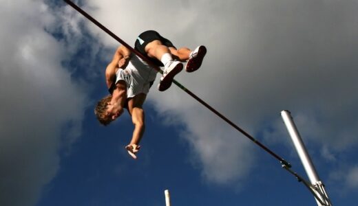 「raise the bar」の意味とは？「基準を上げる・水準を高める」をネイティブが使うイディオムを解説