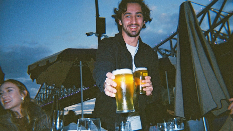 生ビールで乾杯するイメージ