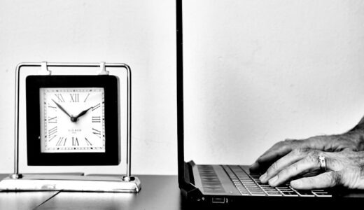 「be on the clock」の意味とは？「勤務中・就業時間中」をネイティブが使う表現を解説