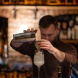 バーでドリンクを注文するイメージ