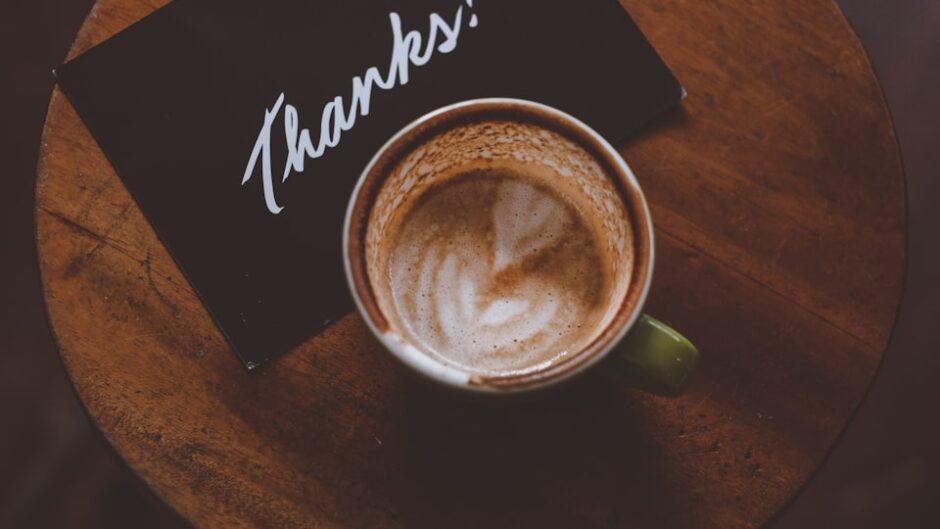 thanks a bunchというお礼のメッセージカードとコーヒーが置かれたテーブルのイメージ