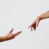 困っている人に助けの手を差し伸べるイメージ
