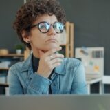 じっくり検討しながら考えている様子のイメージ