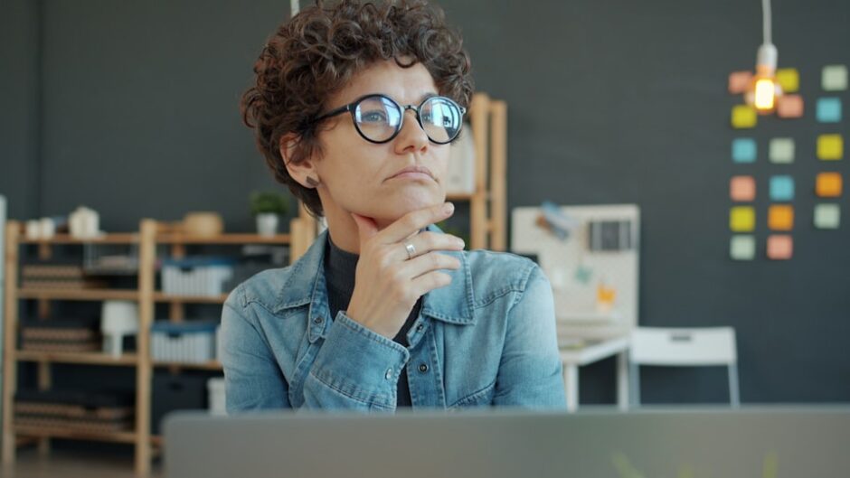 じっくり検討しながら考えている様子のイメージ