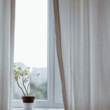 花が置かれた開いた窓