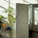 明るい部屋の開いたドア