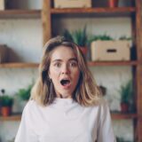 驚いた表情で反応する女性