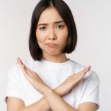 腕を組んで拗ねる女性