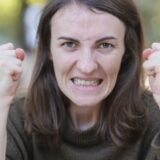 あきれた表情の女性