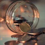 硬貨の入ったガラス瓶
