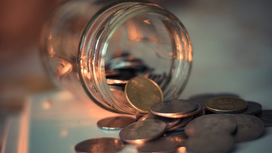 硬貨の入ったガラス瓶