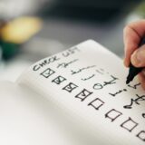 進捗をチェックリストで確認する手元