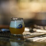 バーカウンターのビール