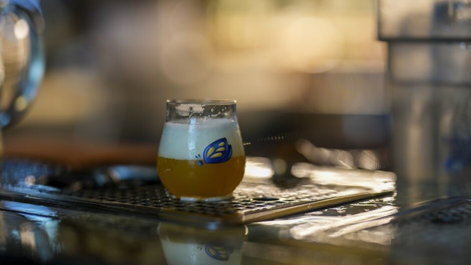 バーカウンターのビール