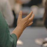 手のひらを向けて訂正するしぐさ