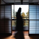 静かに部屋を出ていく人