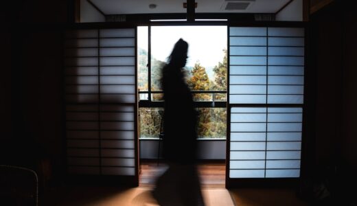 「I'll give you some privacy」の意味とは？「自分は外しますので」をネイティブが使う表現を解説
