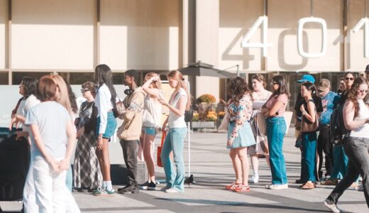 「Is this the end of the line?」の意味とは？「ここ列の最後ですか？」をネイティブが使う表現を解説