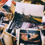 積み重なった古い写真とはがき