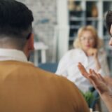 理解を示しながら話す二人