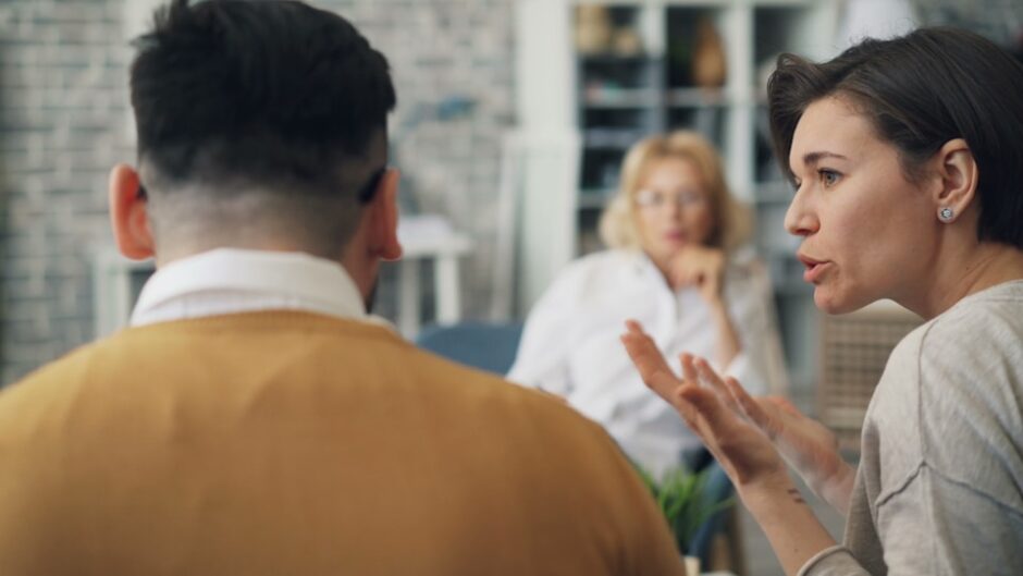理解を示しながら話す二人