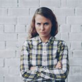 気分を害して腕を組む女性
