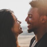 向き合って笑顔の二人