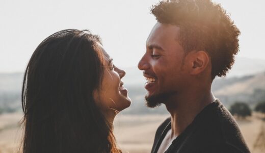 「we have good chemistry」の意味とは？「相性がいい・気が合う」をネイティブが使う表現を解説