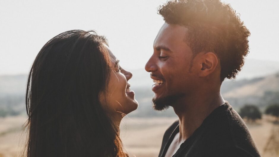 向き合って笑顔の二人