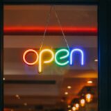 店に掲げられたOPENのネオンサイン