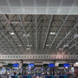 空港のチェックインカウンター