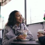 カフェで会話する二人