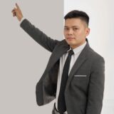 力強く指をさす男性