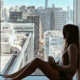 窓辺でぼんやりする女性