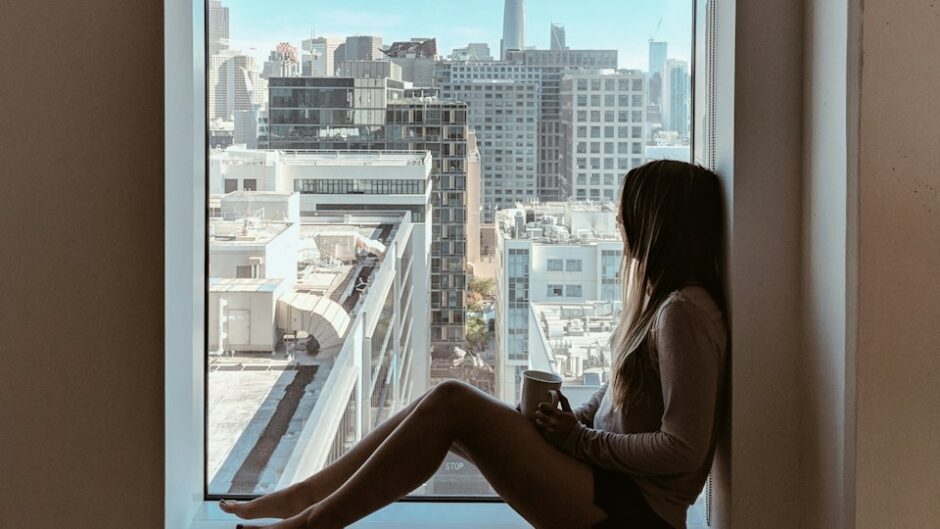 窓辺でぼんやりする女性